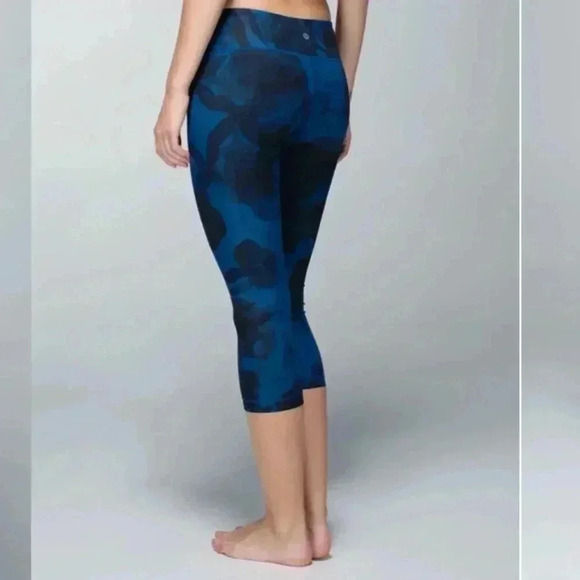 Lululemon wonder under crop - Picture 1 of 14